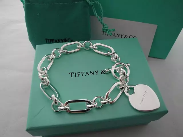 Pulsera de oro blanco para mujer (78 fotos): modelos con metal amarillo con topasas y zafiros, delgados y gruesos en la mano, de Tiffany 3018_58