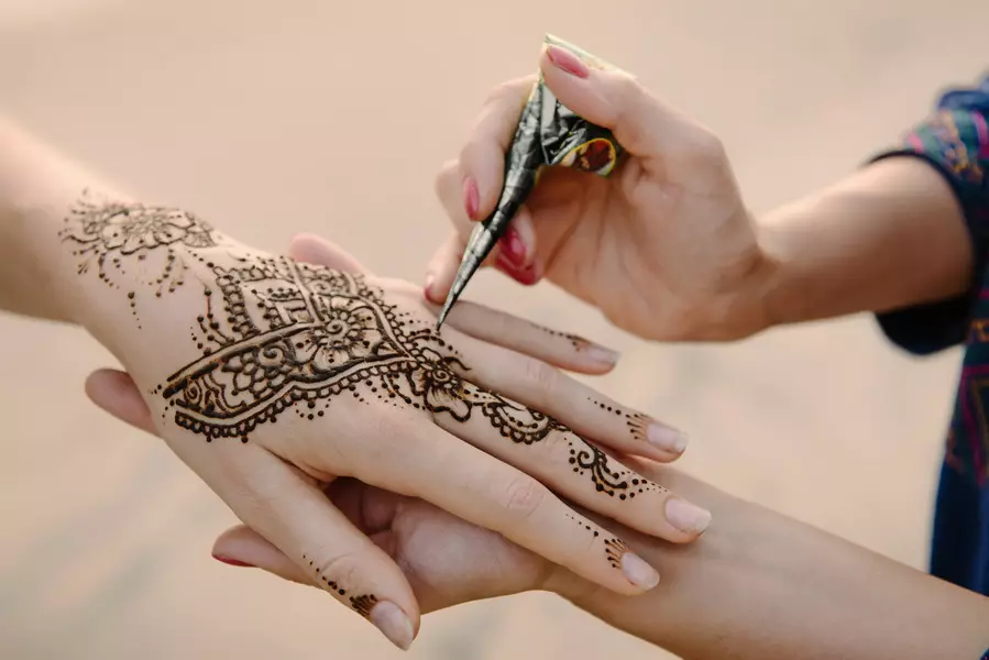 Mehendi за начинаещи (49 снимки): Как да нарисувате Henny прости рисунки? Светлина татуировка и техните скици. Модели на тялото и други красиви временни татуировки 301_13