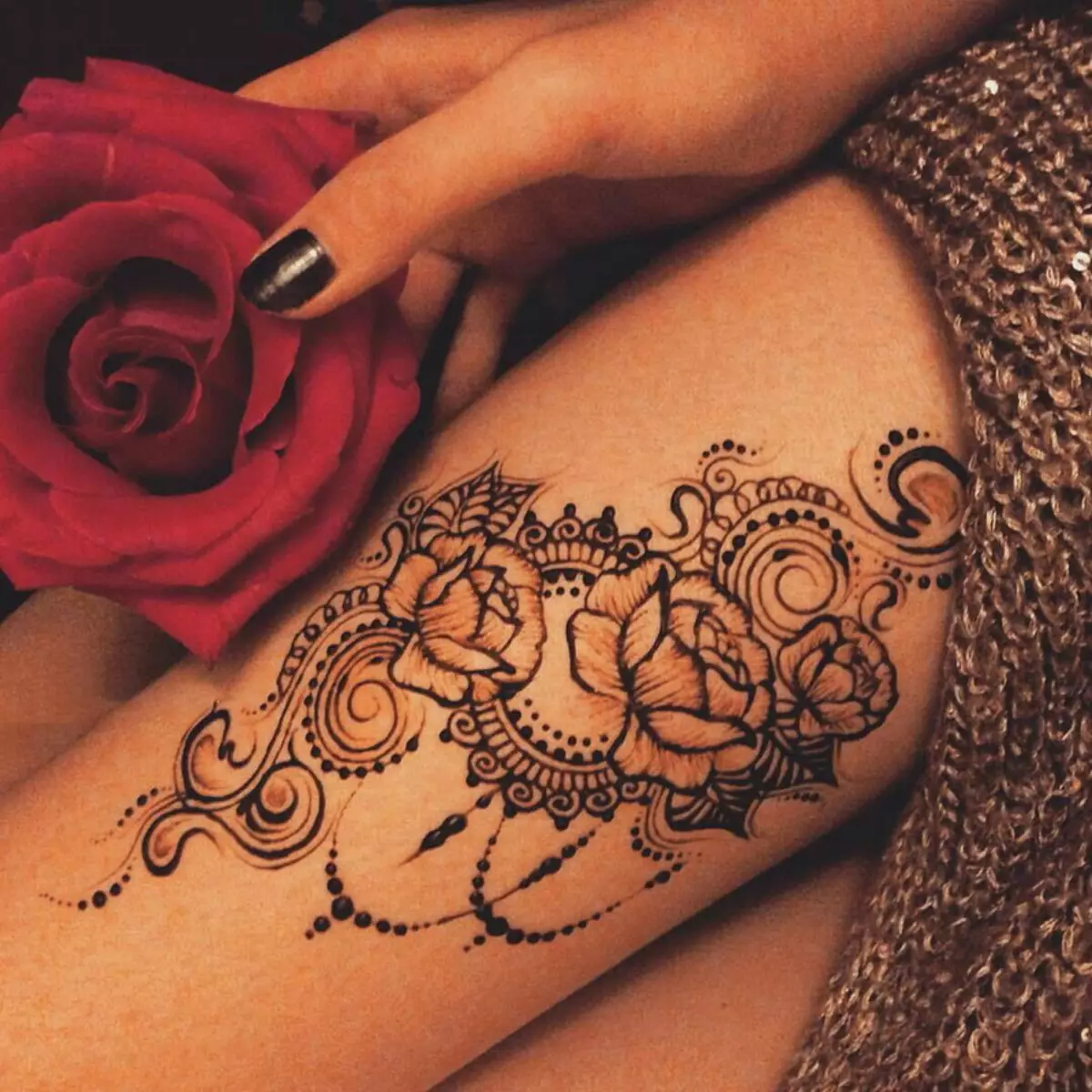 Mehendi Bakeng sa ba qalang (Litšoantšo tse 49): Tsela ea Henny e bonolo? Tattoo e bobebe le sketche ea tsona. Lipaterone 'meleng le li-tattoo tse ling tse ntle tsa nakoana 301_17