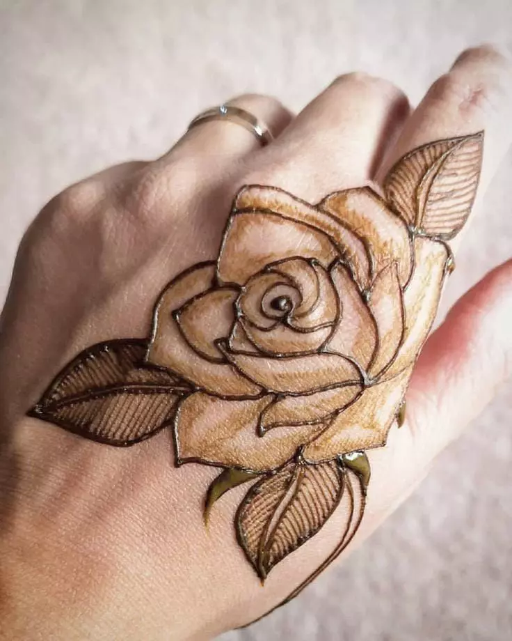 Mehendi kezdőknek (49 fotók): Hogyan kell felhívni Henny egyszerű rajzokat? Könnyű tetoválás és vázlataik. Minták a testen és más gyönyörű ideiglenes tetoválásban 301_18