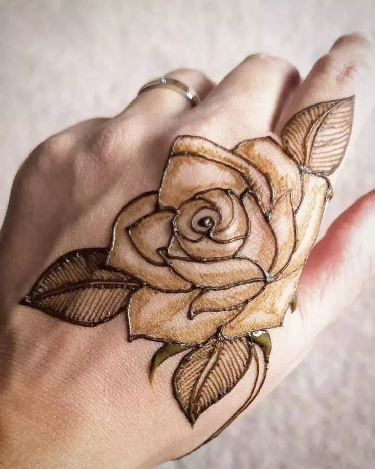 Mehendi para iniciantes (49 fotos): Como desenhar desenhos simples de Henny? Tatuagem leve e seus esboços. Padrões no corpo e outras belas tatuagens temporárias 301_18