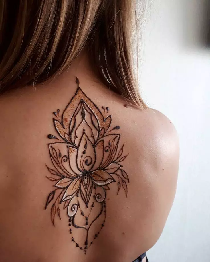 Mehendi alang sa mga nagsugod (49 Mga Litrato): Giunsa ang Pag-draw sa Henny Simple nga mga Drawings? Ligal tattoo ug ilang mga sketch. Mga sumbanan sa lawas ug uban pang matahum nga temporaryo nga tattoo 301_19