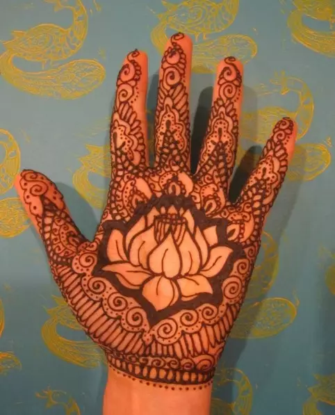 Mehendi за начинаещи (49 снимки): Как да нарисувате Henny прости рисунки? Светлина татуировка и техните скици. Модели на тялото и други красиви временни татуировки 301_20