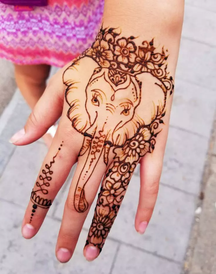 Mehendi para iniciantes (49 fotos): Como desenhar desenhos simples de Henny? Tatuagem leve e seus esboços. Padrões no corpo e outras belas tatuagens temporárias 301_24