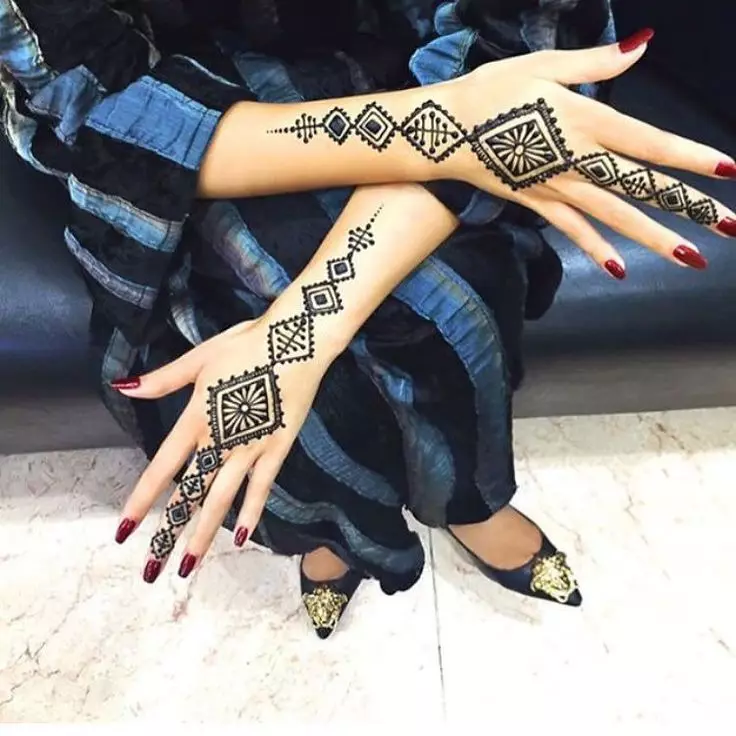 Mehendi kanggo pamula (49 foto): carane nggambar gambar sing ringkes? Tato sing entheng lan sketine. Pola ing awak lan tato sementara liyane 301_28