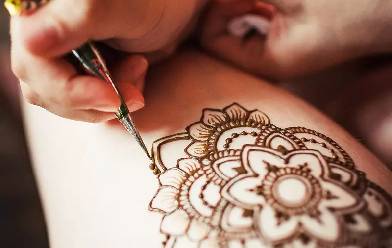 Mehendi за начинаещи (49 снимки): Как да нарисувате Henny прости рисунки? Светлина татуировка и техните скици. Модели на тялото и други красиви временни татуировки 301_36