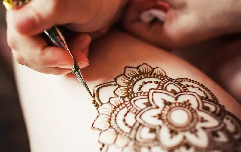 Mehendi cho người mới bắt đầu (49 ảnh): Làm thế nào để vẽ bản vẽ đơn giản Henny? Hình xăm ánh sáng và bản phác thảo của họ. Các mẫu trên cơ thể và hình xăm tạm thời đẹp khác 301_36