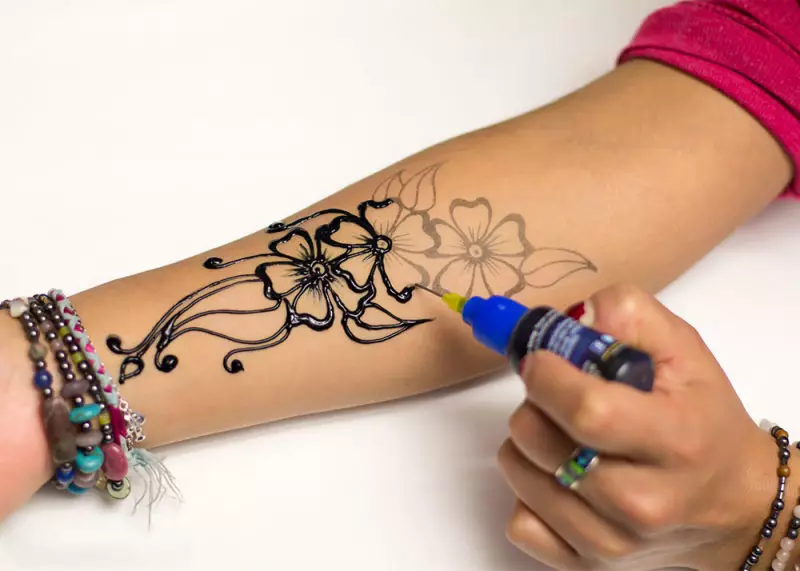 Mehendi para iniciantes (49 fotos): Como desenhar desenhos simples de Henny? Tatuagem leve e seus esboços. Padrões no corpo e outras belas tatuagens temporárias 301_39