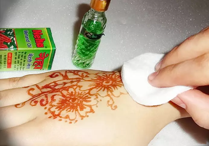 Mehendi ga masu farawa (hotuna 49): yadda za a zana zane mai sauƙi Henny mai sauƙi? Tattoo mai haske da zane-zane. Alamu a jiki da sauran kyawawan jarfa na wucin gadi 301_42