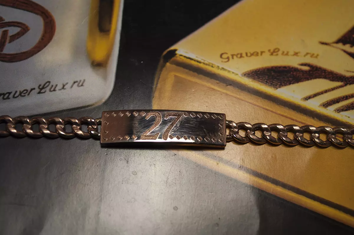 Engraving bracelets (69 mga larawan): mga modelo na may mga inskripsiyon sa isang plate na ipininta pintura, mga parirala ng kababaihan para sa ukit 3021_24