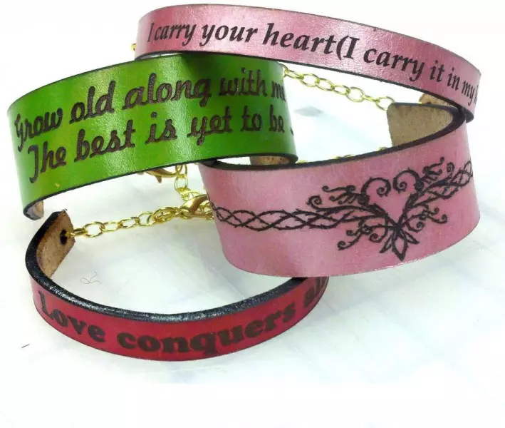 Pulseras de grabado (69 fotos): modelos con inscripciones en una placa pintada de pintura, frases de mujeres para grabado 3021_33