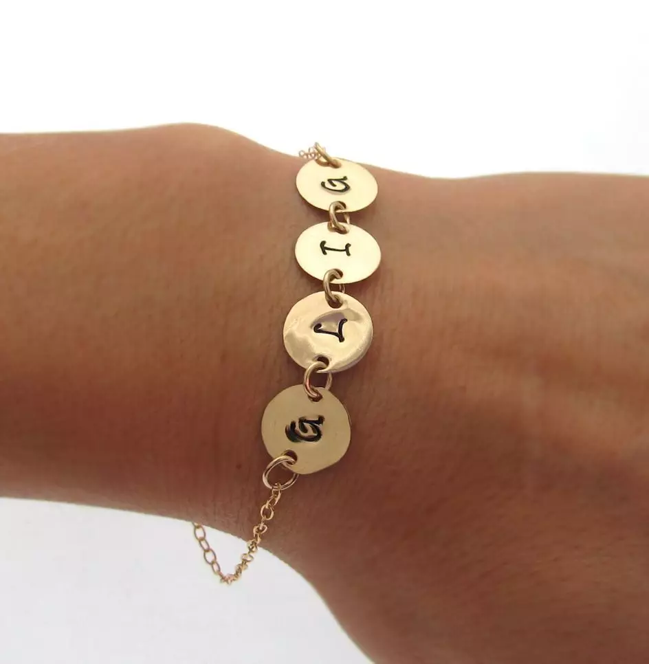 Gelang Engraving (69 Foto): Model dengan Prasasti Pada Pain Painted Cat, Frasa Wanita Untuk Engraving 3021_39