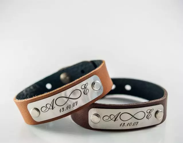 Engraving bracelets (69 photos): models with inscriptions on a plate painted paint, women's phrases for engraving 3021_4