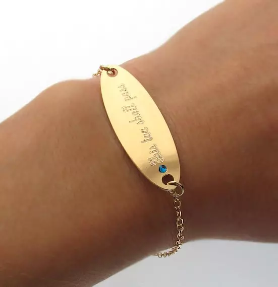 Pulseras de grabado (69 fotos): modelos con inscripciones en una placa pintada de pintura, frases de mujeres para grabado 3021_40