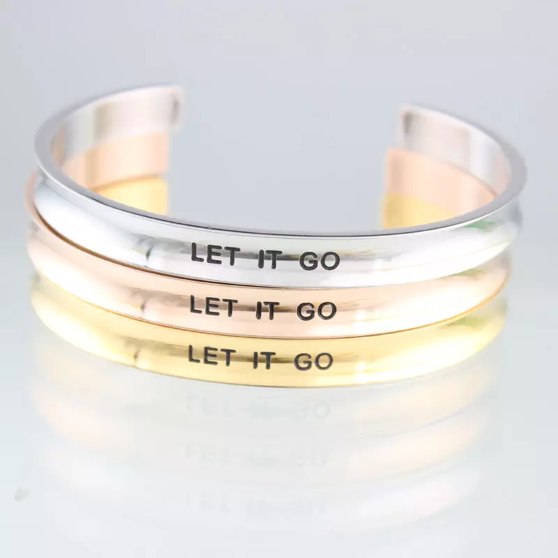 Engraving bracelets (69 mga larawan): mga modelo na may mga inskripsiyon sa isang plate na ipininta pintura, mga parirala ng kababaihan para sa ukit 3021_55