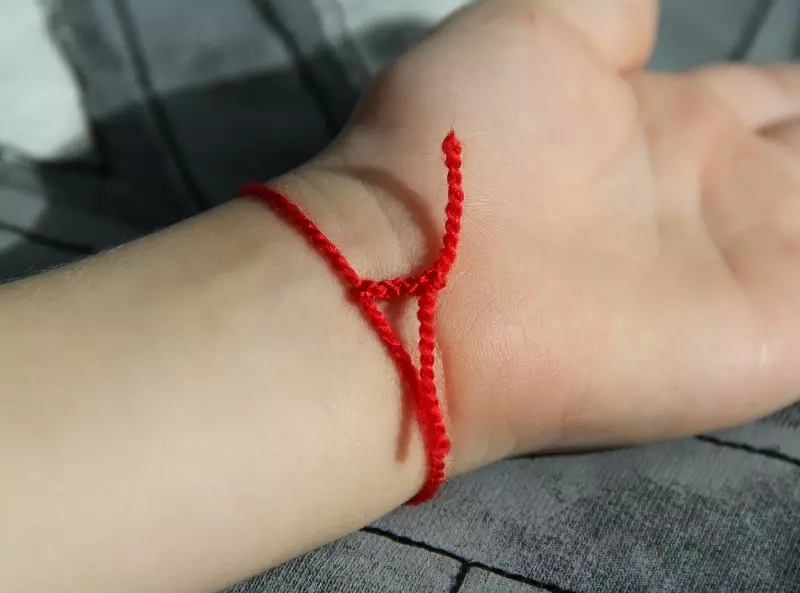 Armbånd Red Thread (91 Billeder): Modeller af begær med et vedhæng på håndleddet, deres betydning, armbånd fra det onde øje, anmeldelser 3022_13