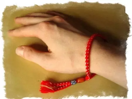 Bracelet Red Thread (91 photos): Models of desires with a pendant on the wrist, their meaning, bracelet from the evil eye, reviews 3022_14