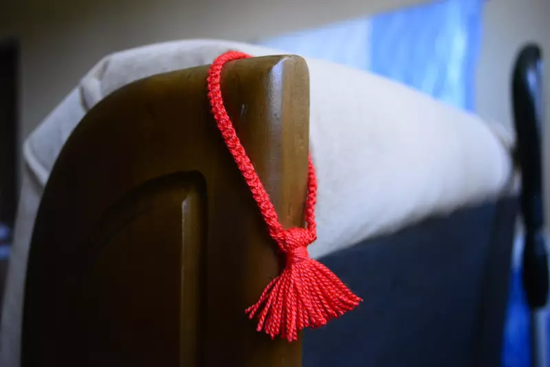 Gelang Merah Thread (91 Foto): Model Keinginan dengan Loket Pada pergelangan tangan, makna, gelang dari mata jahat, ulasan 3022_16