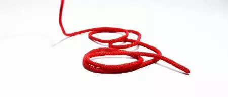 Gelang Merah Thread (91 Foto): Model Keinginan dengan Loket Pada pergelangan tangan, makna, gelang dari mata jahat, ulasan 3022_18
