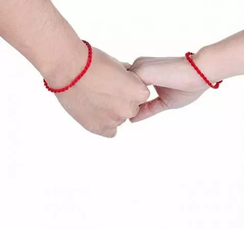 دستبند قرمز موضوع (91 عکس): مدل های خواسته ها با آویز بر روی مچ دست، معنی آنها، دستبند از چشم بد، بررسی 3022_35