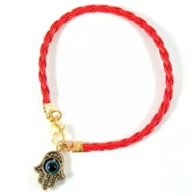Bracelet Rouge Fil (91 photos): Modèles de désirs avec un pendentif sur le poignet, leur signification, bracelet de l'œil diabolique, avis 3022_4