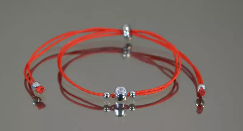 Gelang Red Thread (91 Foto): Model kepinginan karo liontin ing bangkekan ing bangkekan, artine, gelang saka mripat ala, ulasan 3022_40