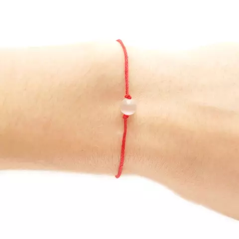 دستبند قرمز موضوع (91 عکس): مدل های خواسته ها با آویز بر روی مچ دست، معنی آنها، دستبند از چشم بد، بررسی 3022_43