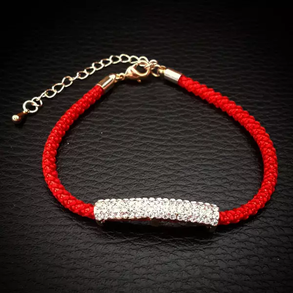 Armband Red Thread (91 myndir): Models af óskum með hengiskraut á úlnlið, merkingu þeirra, armband frá illu auga, dóma 3022_48