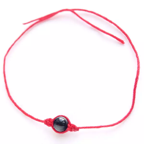 Bracelet Red Thread (91 foto's): Modellen fan winsken mei in pendant op 'e pols, har betsjutting, earmtakke fan it kwea each, beoordelingen 3022_56