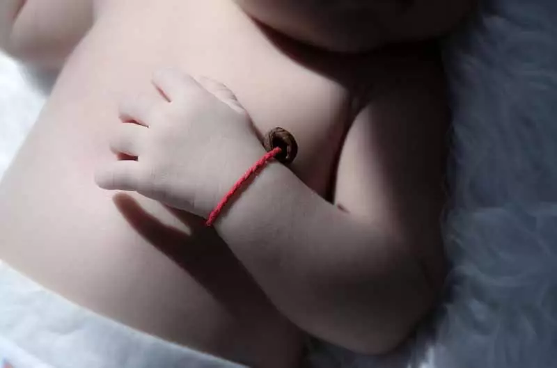 Bracelet Rouge Fil (91 photos): Modèles de désirs avec un pendentif sur le poignet, leur signification, bracelet de l'œil diabolique, avis 3022_61