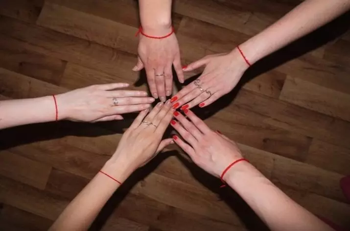 Brățară roșie (91 fotografii): modele de dorințe cu un pandantiv pe încheietura mâinii, înțelesul lor, brățară de la ochiul rău, recenzii 3022_66