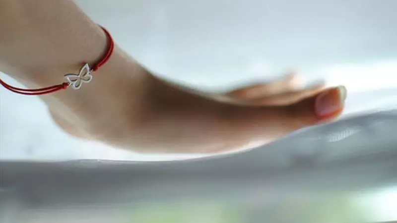 Armband rotes Thread (91 Fotos): Modelle der Wünsche mit einem Anhänger auf dem Handgelenk, ihre Bedeutung, Armband aus dem bösen Auge, Bewertungen 3022_67