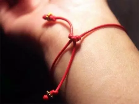 Armbånd Red Thread (91 Billeder): Modeller af begær med et vedhæng på håndleddet, deres betydning, armbånd fra det onde øje, anmeldelser 3022_71