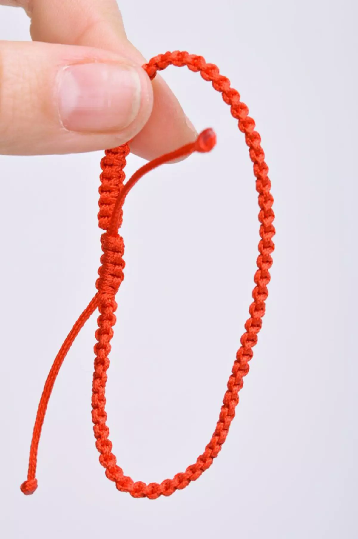 Braceleto Ruĝa Fadeno (91 fotoj): modeloj de deziroj kun pendanta sur la pojno, ilia signifo, braceleto de la malbona okulo, recenzoj 3022_73