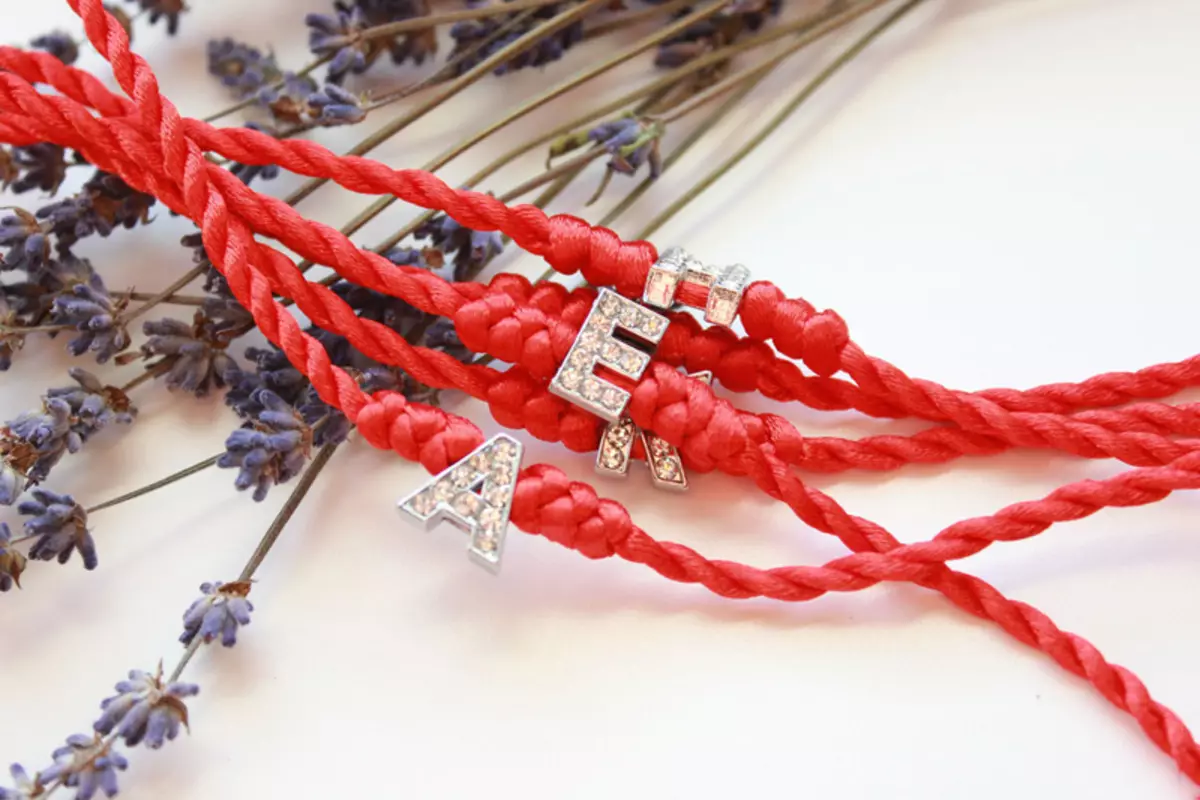 Armband Red Thread (91 myndir): Models af óskum með hengiskraut á úlnlið, merkingu þeirra, armband frá illu auga, dóma 3022_77