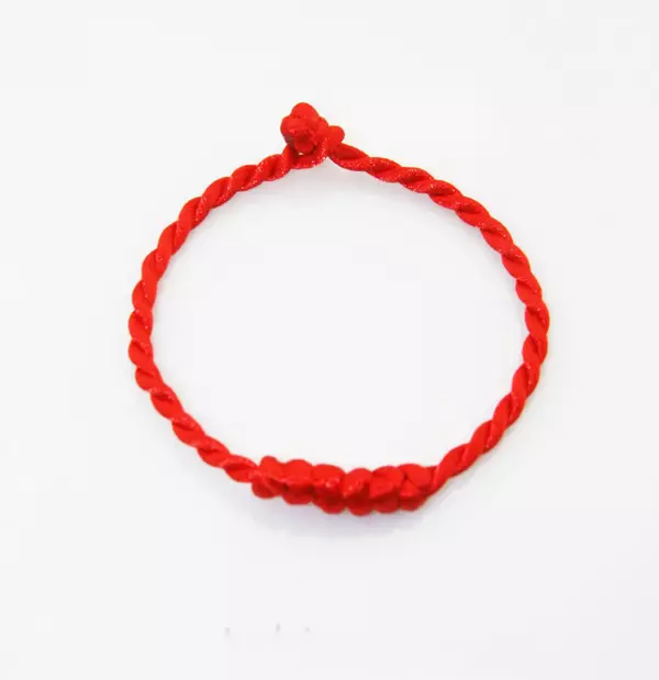 Bracelet Red Thread (91 mga larawan): Mga modelo ng mga hangarin na may palawit sa pulso, ang kahulugan nito, pulseras mula sa masamang mata, mga review 3022_8