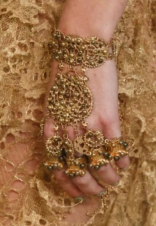 Индиски нараквици (55 фотографии): Модели за рака со природни камења, поставени во ориентален стил, што значи за една девојка 3023_10