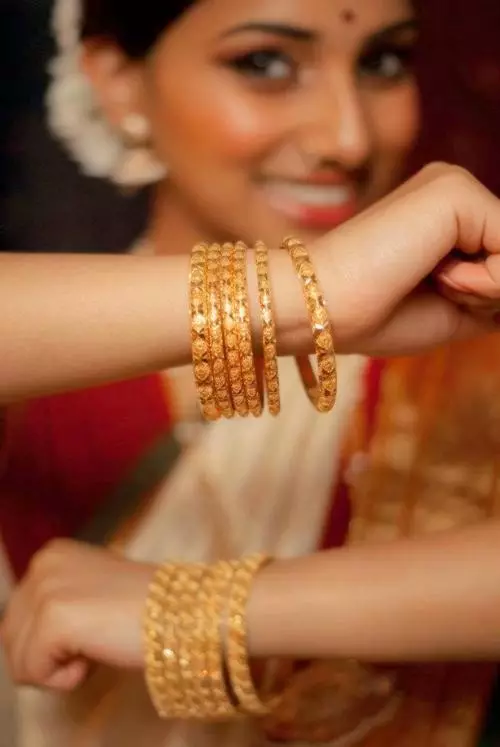 Индијски наруквице (55 фотографија): Модели на руци са природним камењем, постављени у оријенталном стилу, шта они значе за девојку 3023_11