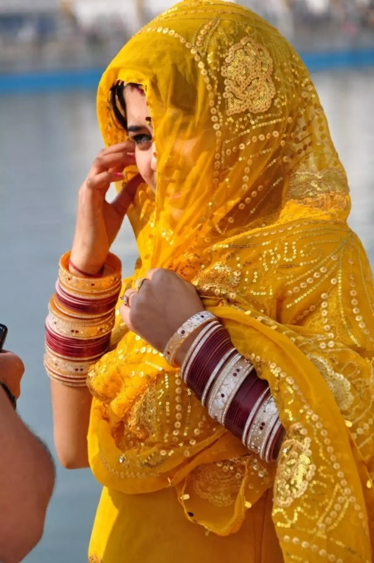 Հնդկական ապարանջան (55 լուսանկար). Մոդելներ ձեռքով բնական քարերով, որոնք սահմանված են արեւելյան ոճով, ինչ նկատի ունեն աղջկա համար 3023_12