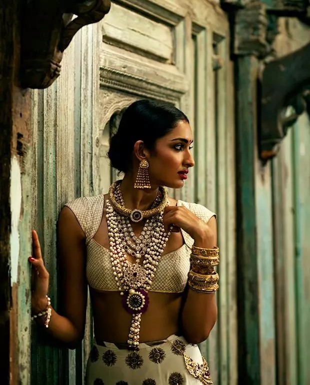 Indiska armband (55 bilder): Modeller till hands med naturliga stenar, i orientalisk stil, vad de menar för en tjej 3023_15