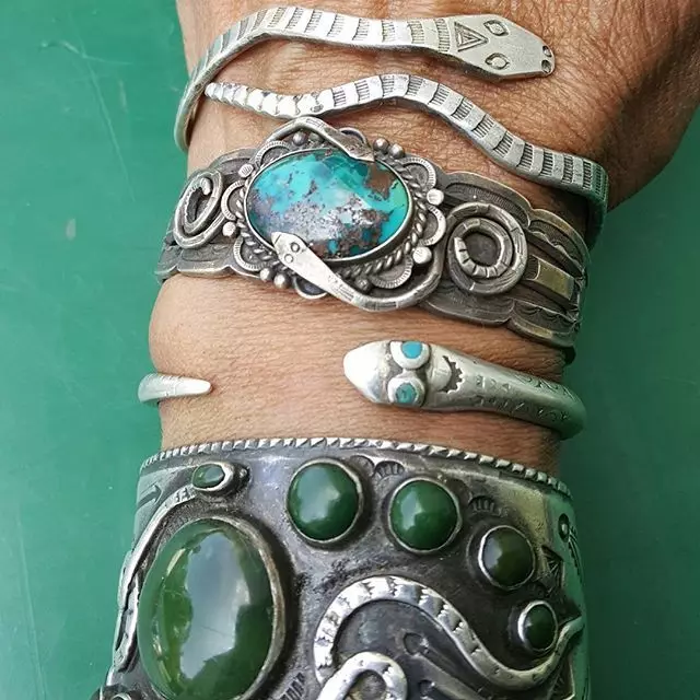 Indian bracelets (55 mga larawan): mga modelo sa kamay na may natural na mga bato, nakatakda sa oriental estilo, kung ano ang ibig sabihin nila para sa isang babae 3023_29