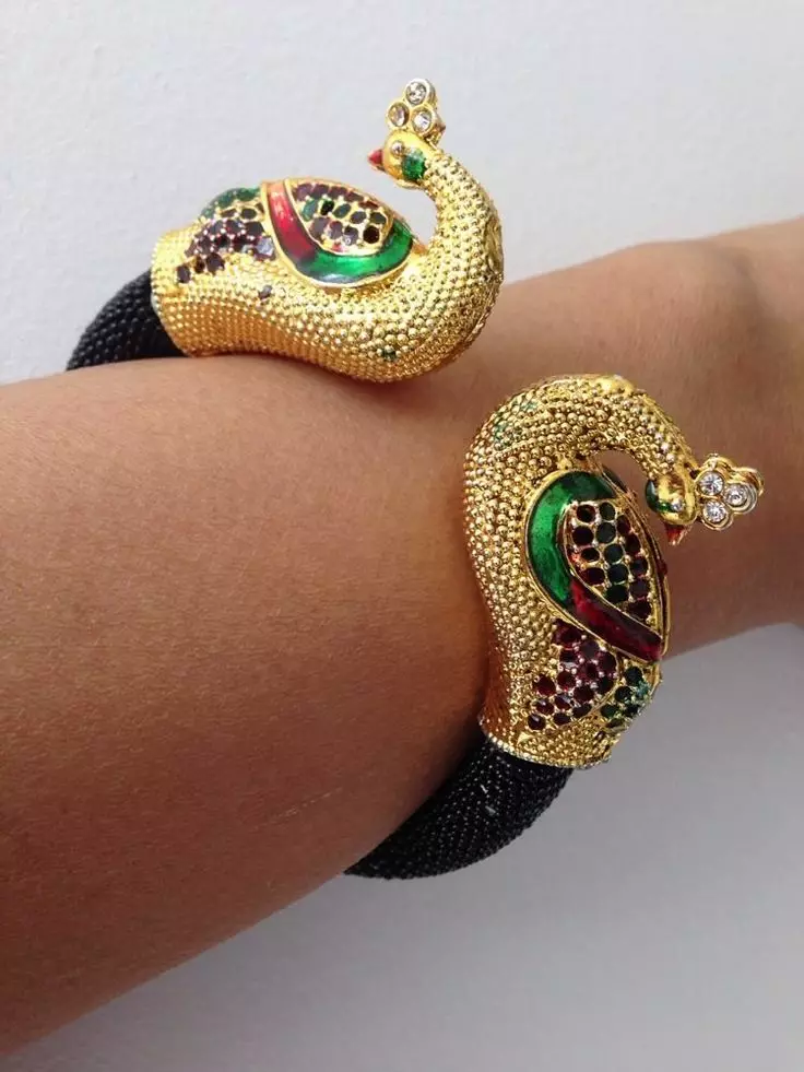 Indiase armbanden (55 foto's): modellen bij de hand met natuurlijke stenen, in oosterse stijl, wat ze bedoelen voor een meisje 3023_32