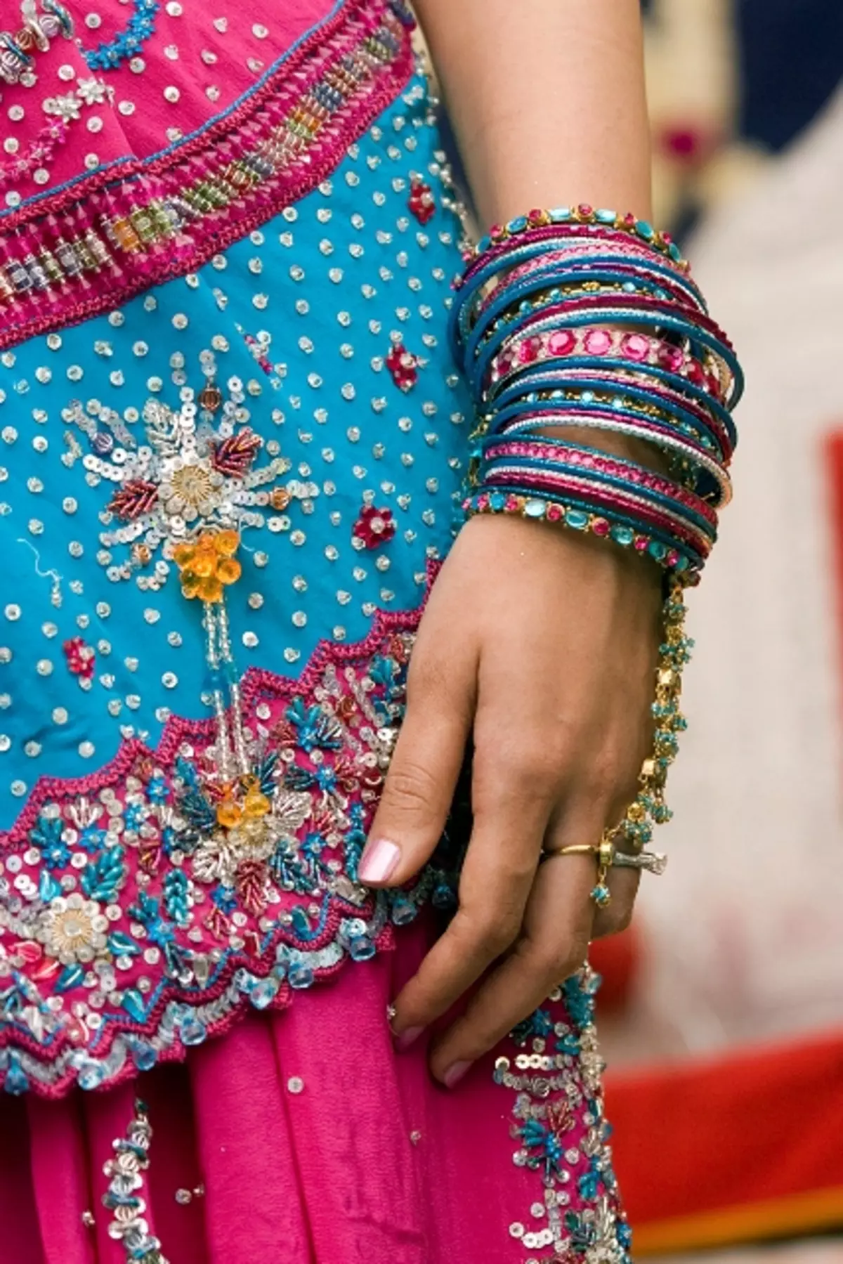Հնդկական ապարանջան (55 լուսանկար). Մոդելներ ձեռքով բնական քարերով, որոնք սահմանված են արեւելյան ոճով, ինչ նկատի ունեն աղջկա համար 3023_36
