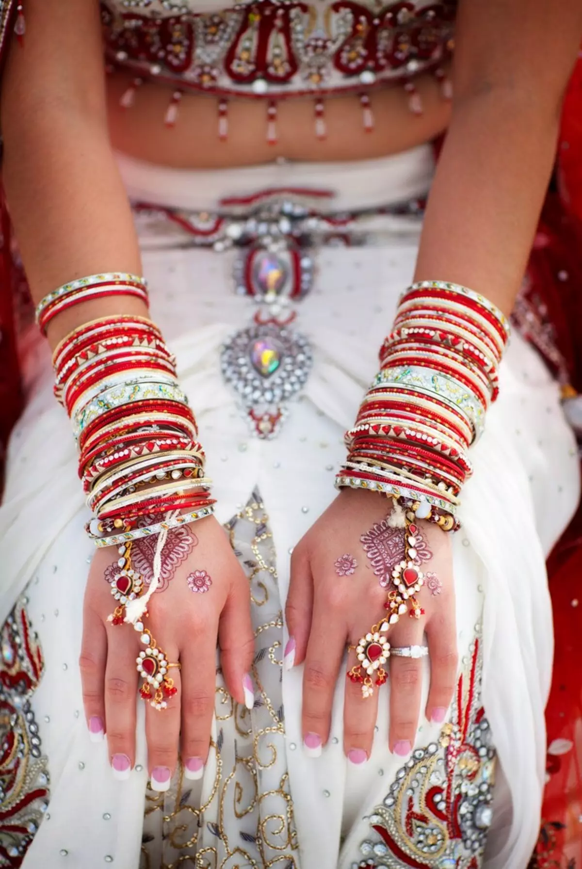 Pulseiras indias (55 fotos): Modelos na man con pedras naturais, ambientadas en estilo oriental, que significan para unha rapaza 3023_38