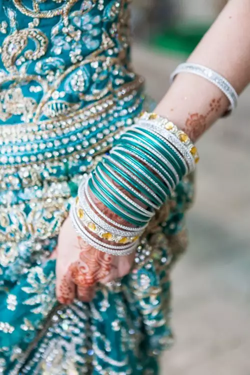 Հնդկական ապարանջան (55 լուսանկար). Մոդելներ ձեռքով բնական քարերով, որոնք սահմանված են արեւելյան ոճով, ինչ նկատի ունեն աղջկա համար 3023_40