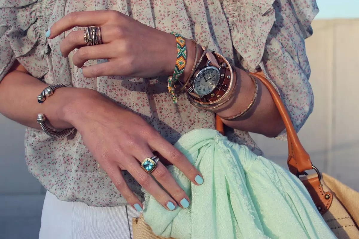 Indiase armbanden (55 foto's): modellen bij de hand met natuurlijke stenen, in oosterse stijl, wat ze bedoelen voor een meisje 3023_49