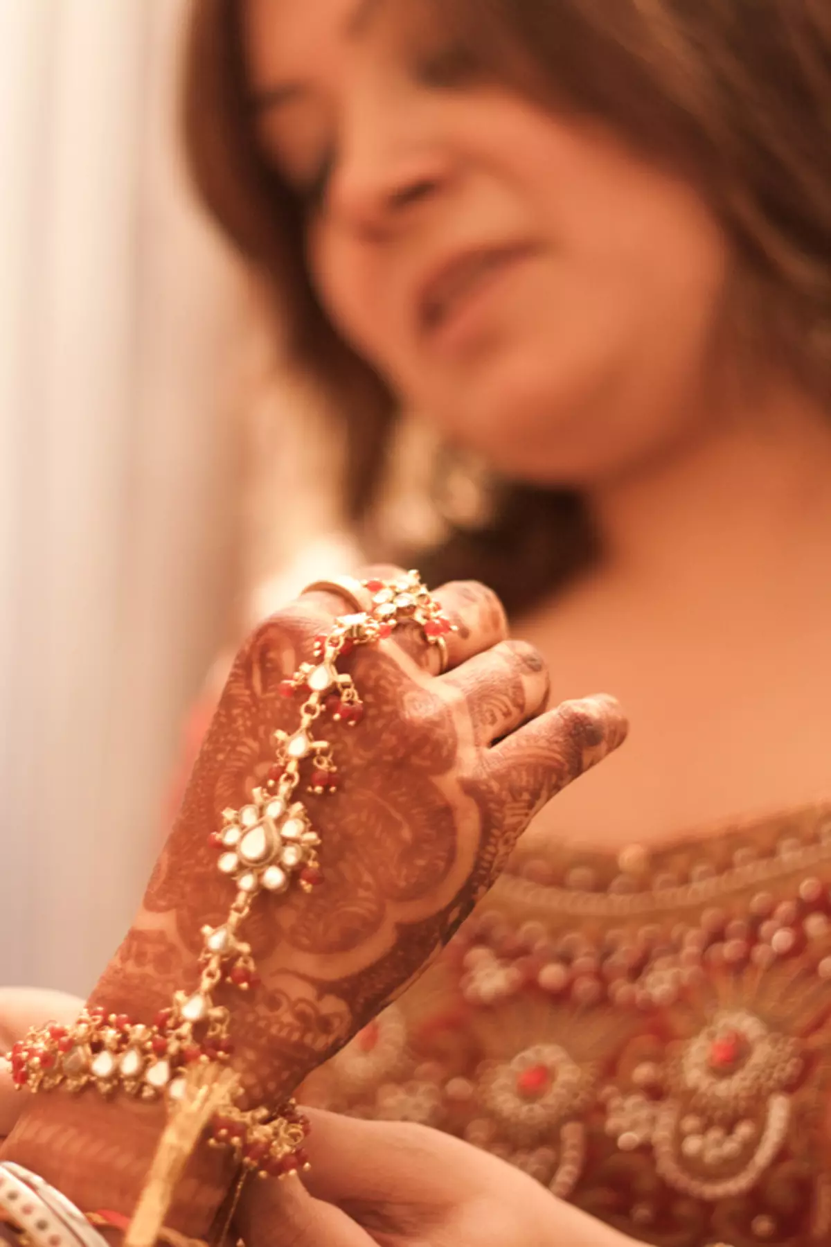 Индиски нараквици (55 фотографии): Модели за рака со природни камења, поставени во ориентален стил, што значи за една девојка 3023_5