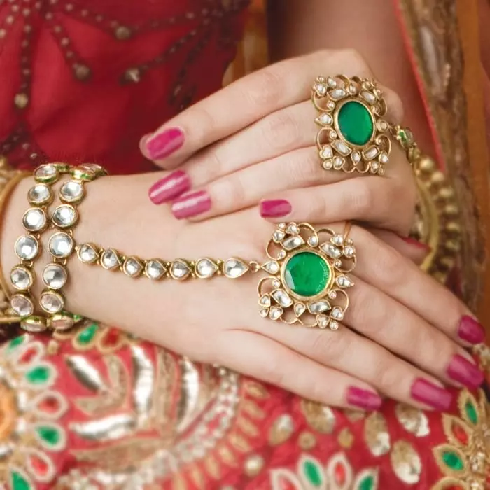 دستبند هند (55 عکس): مدل های دست با سنگ های طبیعی، مجموعه ای در سبک شرقی، آنچه آنها برای یک دختر معنی می دهند 3023_51