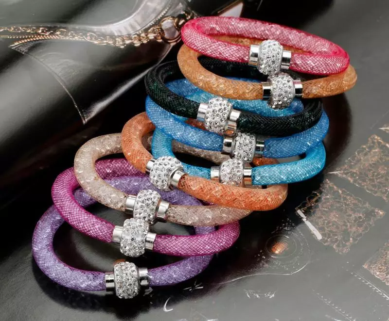 Swarovski bracelet (66 photos): Star dust model, new collection with crystals and stones, hard with rhinestones and pendants 3024_20