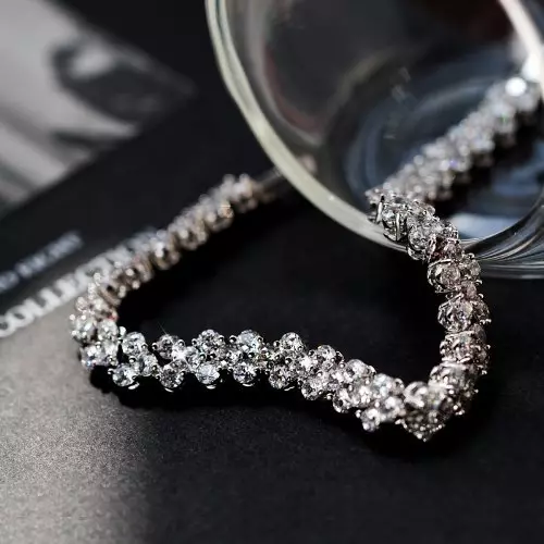 Swarovski Bilezik (66 Fotoğraf): Yıldız Toz Modeli, Kristalleri ve Taşlı Yeni Koleksiyon, Rhinestones ve Kolye ile Sert 3024_5